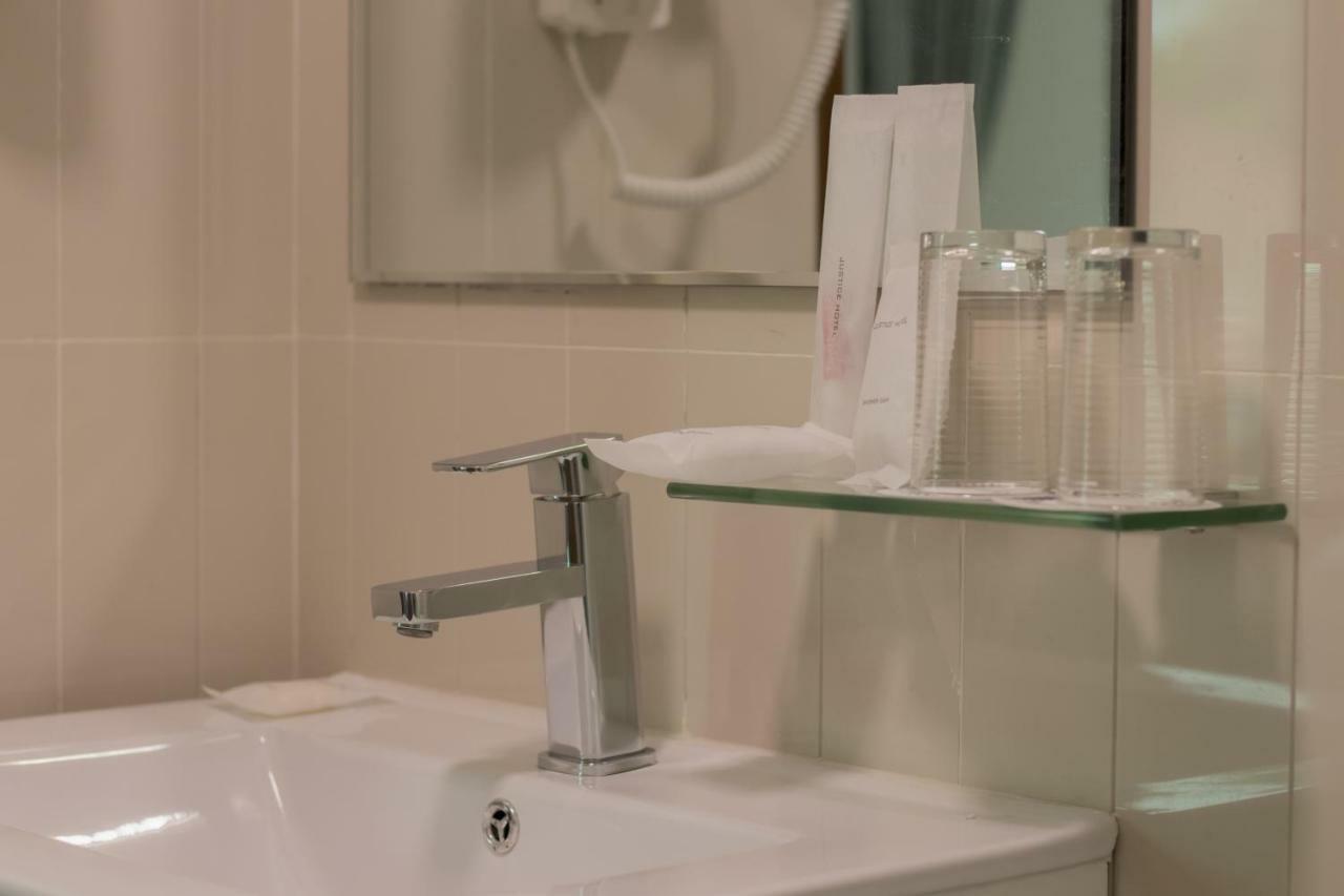 Justice Hotel Бангкок Екстер'єр фото